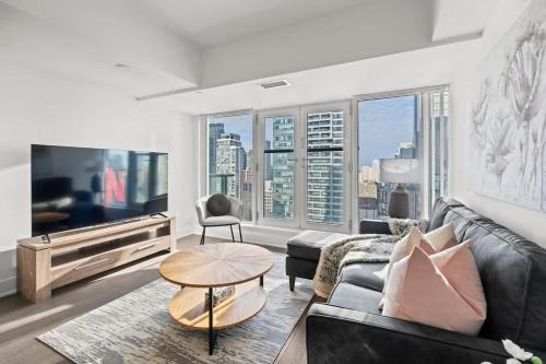 Bay Cloverhill House | Enjoy the City Skyline View with Pool & Gym