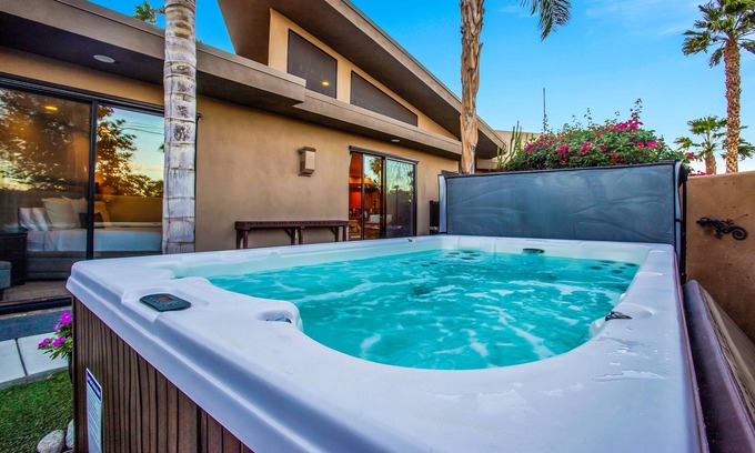 Chino Canyon House | Enjoy the MorningSun in a Stylish Townhouse with Private Spa & Putting Green