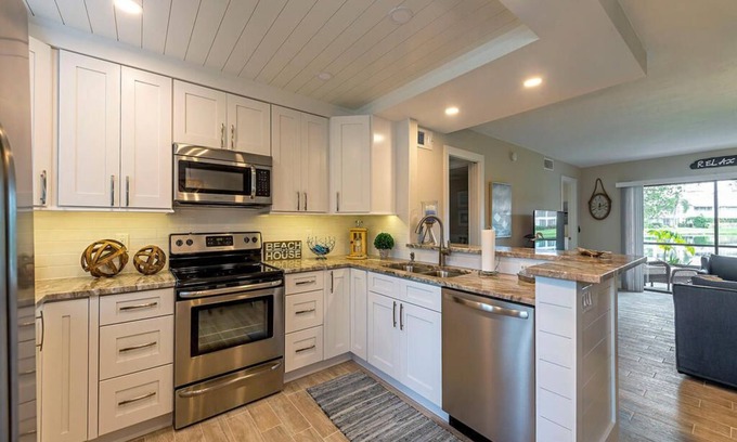 Central Naples Condo | Enjoy the Naples paradise in a charming coastal apartment