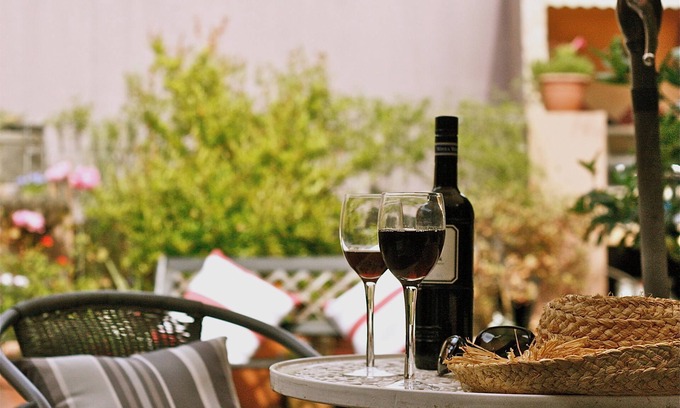 Cowes House | Enjoy the peace of a garden courtyard - 10 minutes to the BEACH!