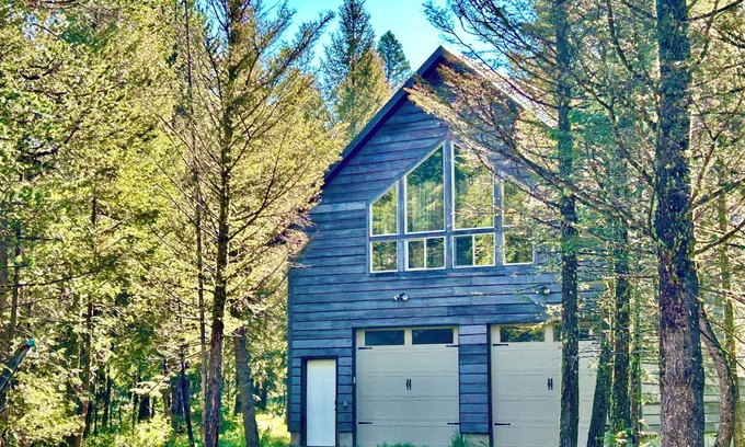 Island Park House | Enjoy the spacious vaulted ceilings with a full kitchen and open concept living!