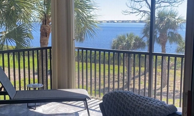 Gulf Cove House | Enjoy the ultimate escape in the Riverwood Golf Community on the Myakka River.