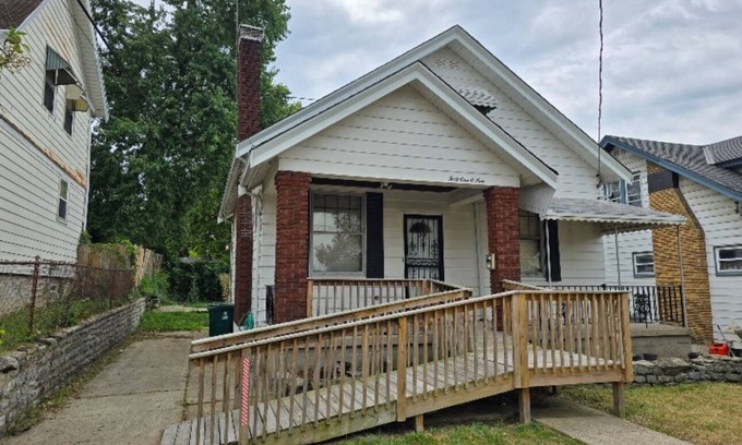West Price Hill House | Enjoy this cozy 3-bedroom, 7-bed home near Cincinnati's arenas and attractions.