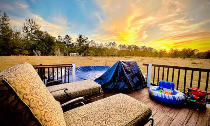 Fort White House | Enjoy this five acre Countryside tranquility and close to outdoor activities.
