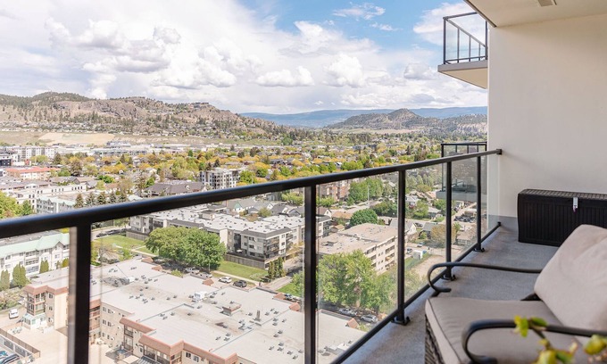 Downtown Kelowna Apartment | Enjoy this quaint lakeview 1 bedroom condo located in the downtown core of Kelowna