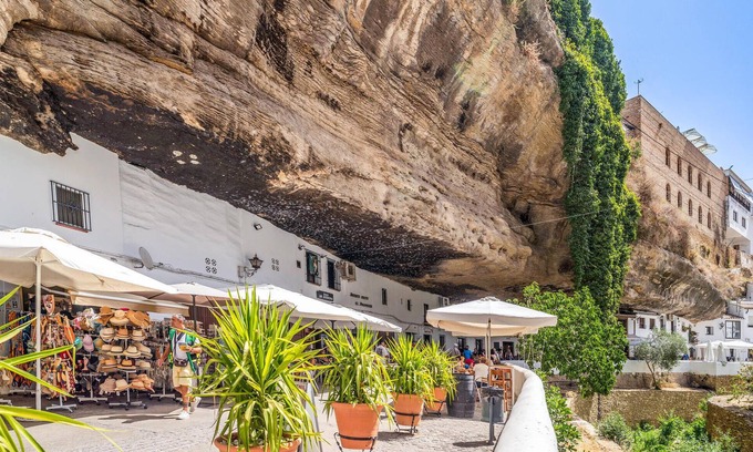Setenil de las Bodegas House | Enjoy your vacation in this attractive vacation home with pool.