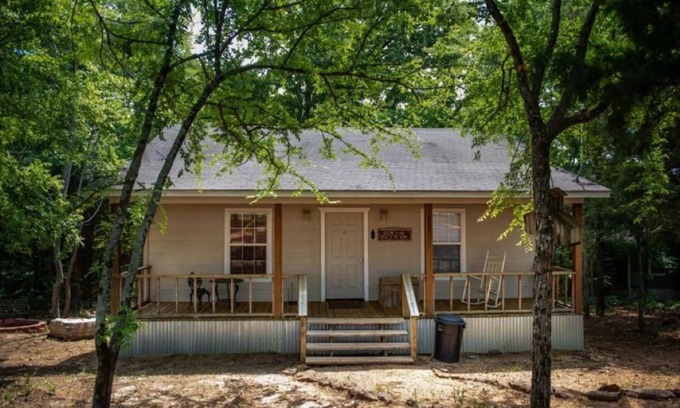 Lindale Cabin | Enjoy Your Home Away from Home in East TX!