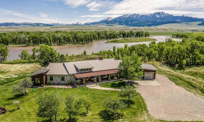 Livingston House | Enjoy your own stretch of the Yellowstone at Mayfly Manor