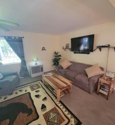 Willow House | Enjoy your stay at the Grizzly Inn in the quaint community of Willow Alaska!