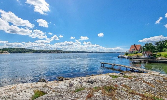 Svanesund House | Enjoy your vacation in the greenery of the adjacent lake.