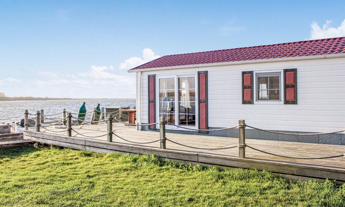 Lauwersoog House | Enjoy your vacation in this cozy furnished chalet right on the water.