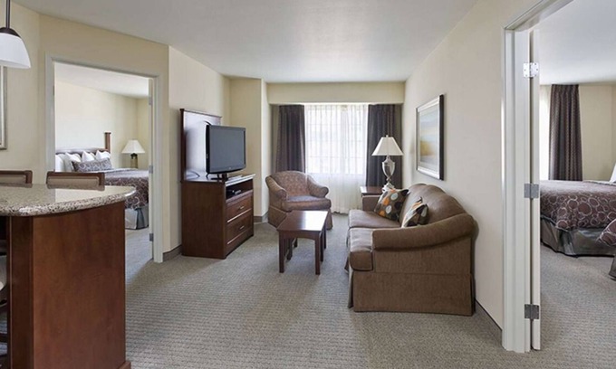 Las Colinas Apartment | Enjoyable Stay! Outdoor Swimming Pool, Minutes’ Drive to Dallas World Aquarium!