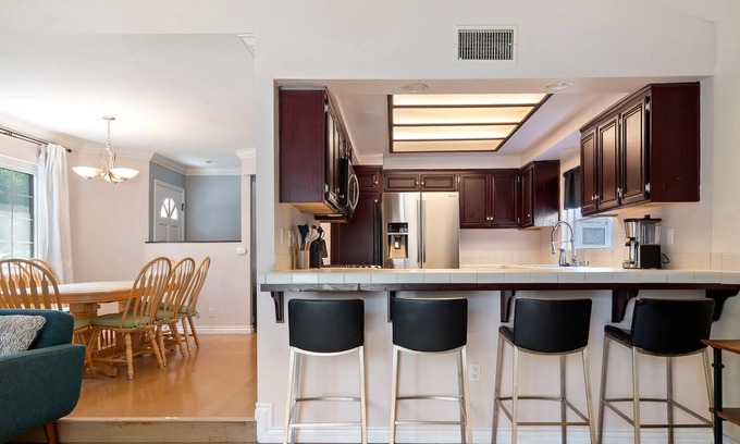 Reseda House | Enjoyable townhome with AC in vibrant Los Angeles