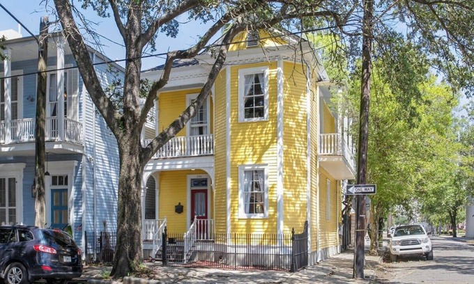 Faubourg Lafayette House | Enormous Sunny Historic NOLA Victorian