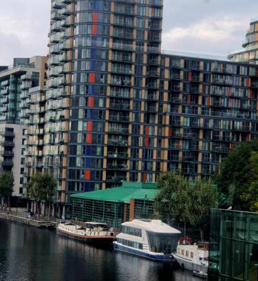 Isle of Dogs House | Ensuite Riverside Room Canary Wharf