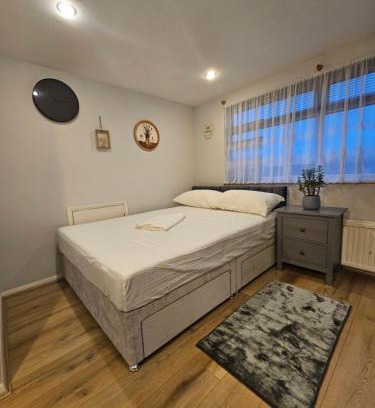 Barkingside House | Ensuite room Family Home