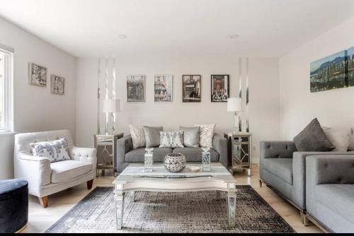 Burke Mountain House | Entire 2 Bedrooms 2 bathrooms private suite in Coquitlam