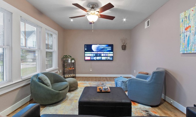 North Houston House | Entire 2BR/1BA dog friendly private home w dedicated office, Lg yard & parking
