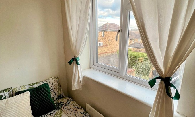 Thames House | Entire 3 bedroom house with game room!