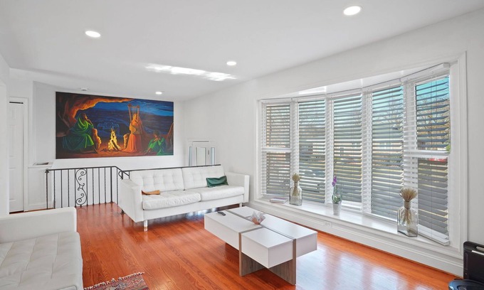 Forest Glen House | Entire 3 Bedroom - Silver Spring 5 Min walk to Metro