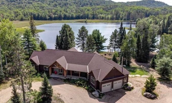 South Algonquin Cottage | Entire 5 bed 5500 Sq ft Waterfront Home