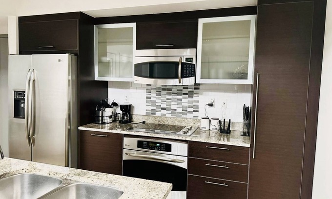 Downtown Tampa Apartment | Entire apartment to enjoy! 5 min away from Ybor City, river walk, and aquarium.