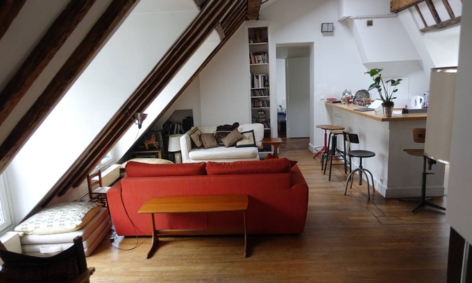 Quartier du Mail Apartment | Entire Apartment Under The Parisian Roofs