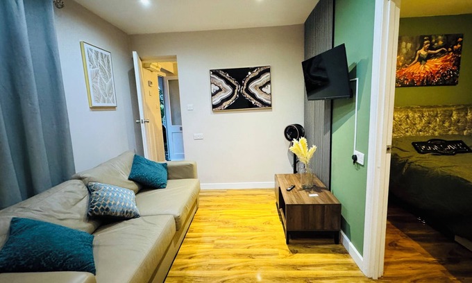 St. Helier Apartment | ENTIRE APARTMENT WITH GARDEN AND PARKING GREATER LONDON 10 MINUTES TO WIMBLEDON
