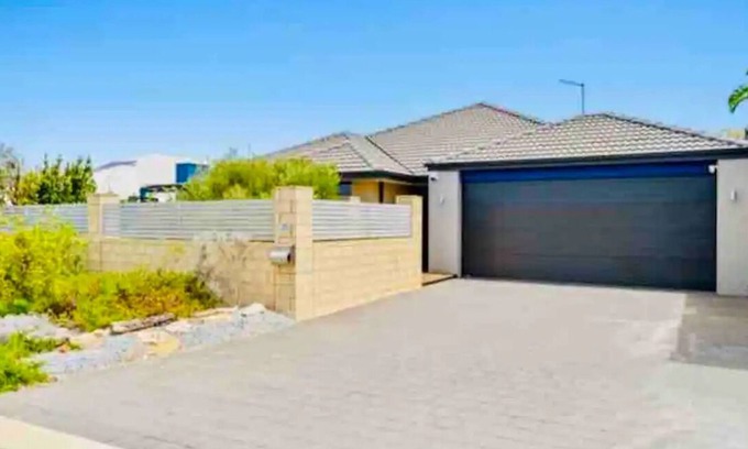 Halls Head House | Entire Beach House in Halls Head, sleeps10. Pets welcome. Close to the beach.