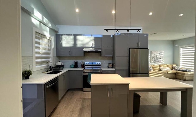 Kerrisdale House | Entire Brand new 3 bed 2 bath Guesthouse