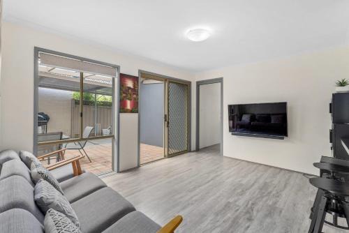Ngunnawal House | Entire Comfy and Stylish 3BD House in Ngunnawal