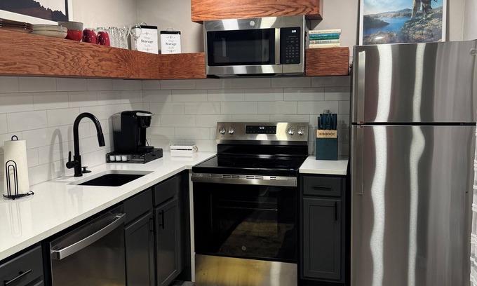 Oklahoma City Condo | Entire condo. Cozy 1BD/1BA in a gated complex in NW OKC by Kilpatrick Trnpk.