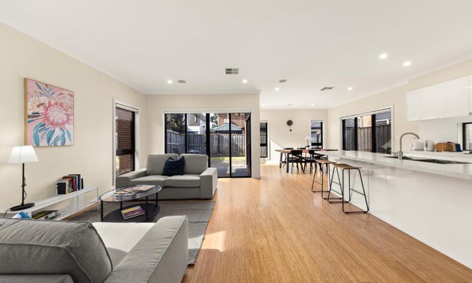 Keysborough Villa | Entire Cozy 4-Bedroom Home with 2 Ensuites In Keysborough