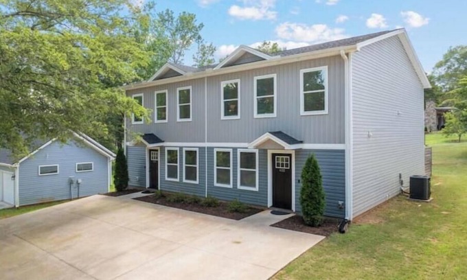 Taylors House | Entire Duplex 6 King Beds Private Patios Great for Groups Near GVL