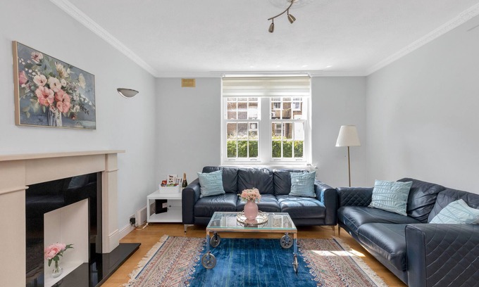 Chelsea Apartment | Entire Flat in heart of Chelsea hosted by Zahra