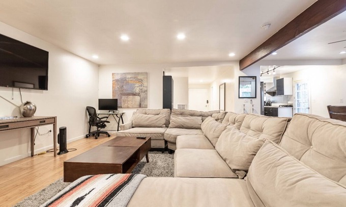 Circle Area House | Entire Home 3B 2Ba