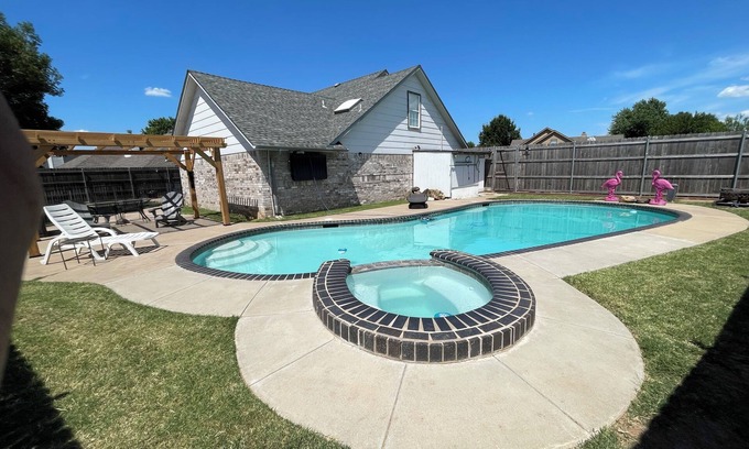 Edmond House | Entire Home, 4-Beds, Close to Shopping