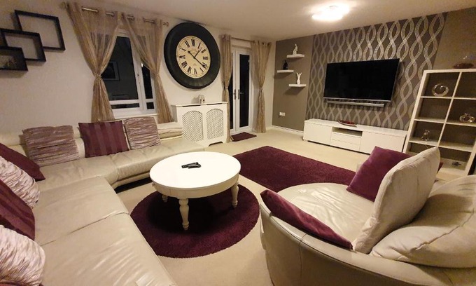 Cribbs Causeway House | Entire home in Cheswick Village