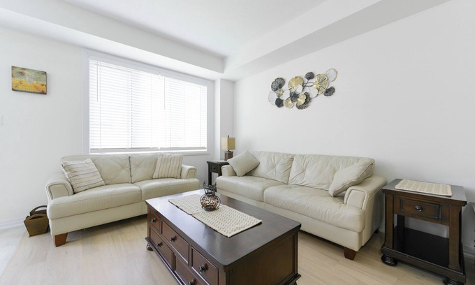 Thorold House | Entire Home @ Niagara Thorold for 8 to 10 guests near Falls & Wineries