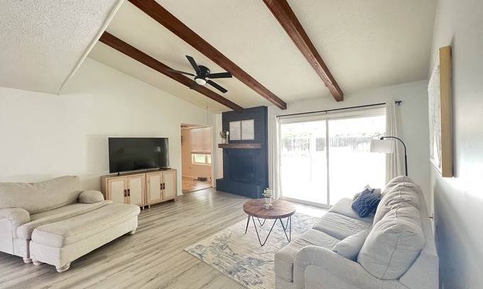 Savannah House | Entire Home with Private Pool! 🐕 friendly! 3bd, 2 bath.