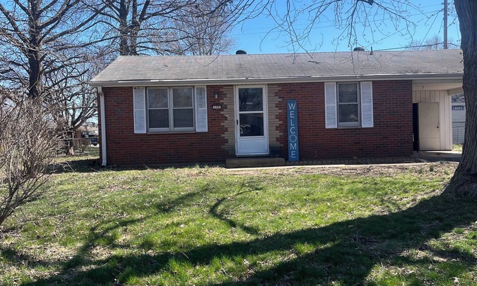 Bethalto House | Entire House. Charming 2-bedroom house in Bethalto. Hardwood floors, large yard