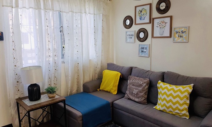 Mabalacat City Apartment | ENTIRE HOUSE/FULLY AIR CONDITIONED/HiSpeed Wifi. Cable TV. Smart TV