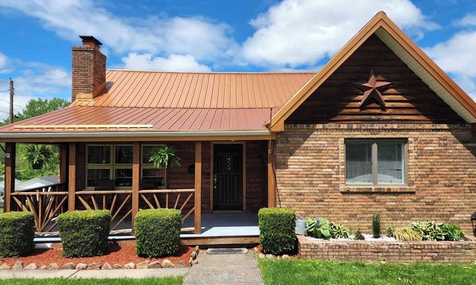 Fayetteville House | Entire House on 2nd Ave