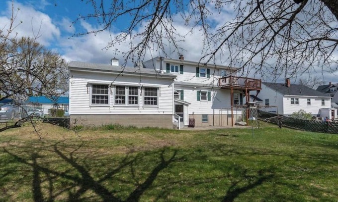 Nashua House | Entire House, Sleep 11, Garage, Fully Fenced Backyard