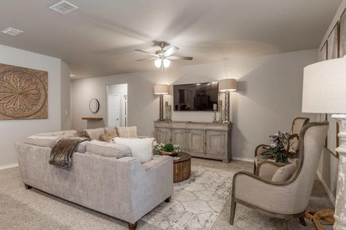 Lubbock House | Entire House~ Spacious~ Prime Location~ Backyard