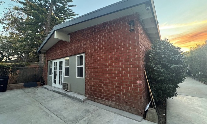 Sawtelle House | Entire house with WiFi, AC in enchanting Santa Monica free parking