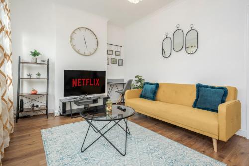 Lea Bridge Apartment | Entire Lovely family home with Parking, Wifi, Netflix, self check-in