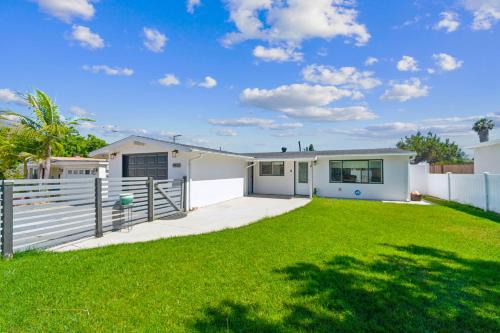 La Presa House | Entire Private 3-Bedroom House w Gated Yard, Garage, Crib, Ranch Style, Available Now