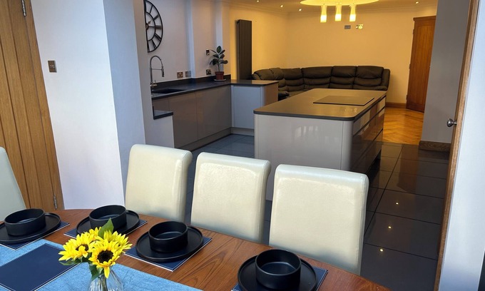 New Brighton House | Entire Seaside Home 6 Private Bedrooms Sleeps 10