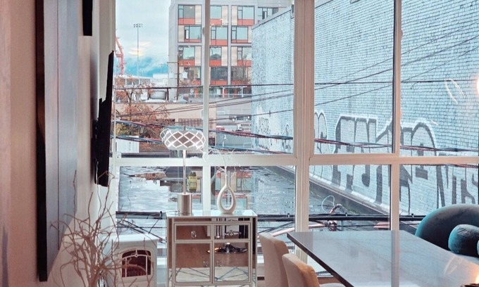 Downtown Eastside Apartment | Entire Space of Modern Apartment in Downtown Vancouver Neighbourhood
